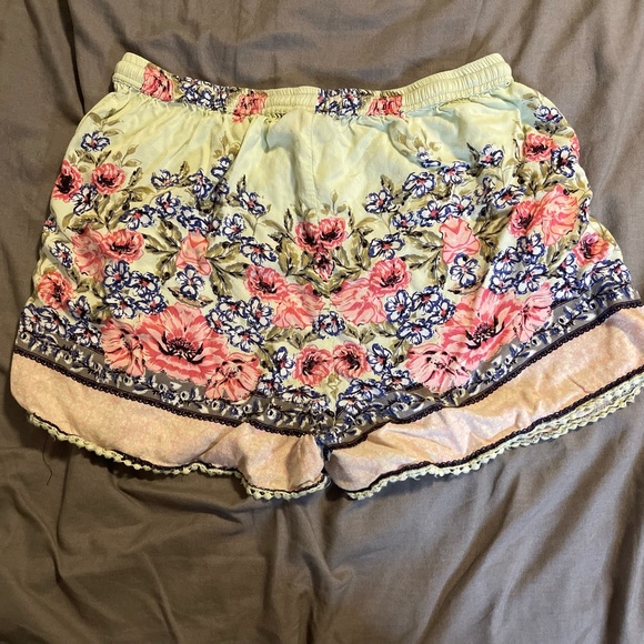 Angie high waisted floral shorts - Picture 2 of 4